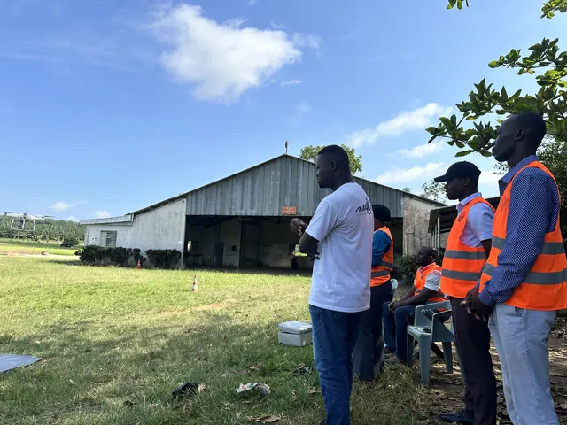 On vérifie la couverture et la qualité des clichés sur place : une bande manquante se rattrape sur le terrain, pas au bureau.