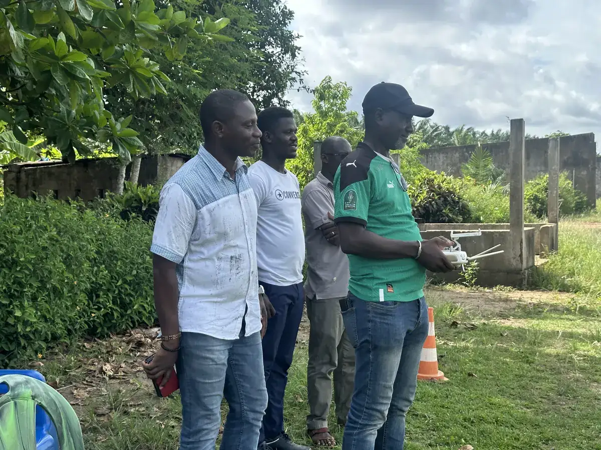Groupe de stagiaires en formation sur le terrain, radiocommande en main